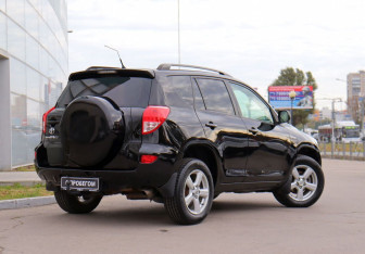 Подержанный автомобиль Toyota RAV4 2006 года (5 фото)