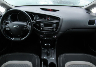 Подержанный автомобиль Kia Ceed Wagon 2015 года (13 фото)