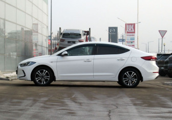 Подержанный автомобиль Hyundai Elantra Sedan 2017 года (8 фото)