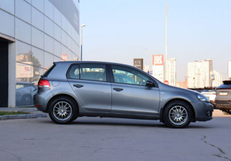 Подержанный автомобиль Volkswagen Golf Hatchback 2012 года (4 фото)