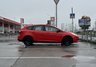 Подержанный автомобиль Ford Focus Hatchback 2014 года (4 фото)