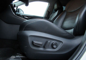 Подержанный автомобиль Toyota RAV4 2021 года (11 фото)