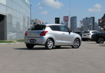 Подержанный автомобиль Suzuki Swift Hatchback 2021 года (5 фото)