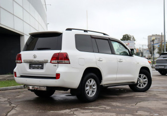 Подержанный автомобиль Toyota Land Cruiser Suv 2008 года (5 фото)