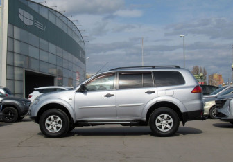 Подержанный автомобиль Mitsubishi Pajero Sport 2011 года (8 фото)