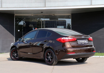 Подержанный автомобиль Kia Cerato Sedan 2015 года (7 фото)