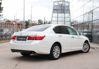 Подержанный автомобиль Honda Accord Sedan 2013 года (5 фото)