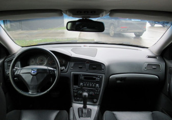 Подержанный автомобиль Volvo S60 2004 года (15 фото)