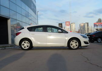 Подержанный автомобиль Opel Astra Hatchback 2013 года (4 фото)