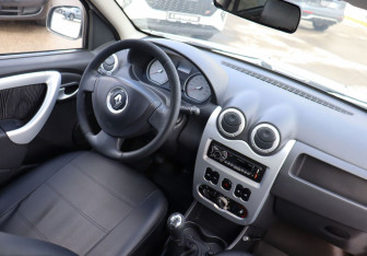 Подержанный автомобиль Renault Sandero 2012 года (14 фото)