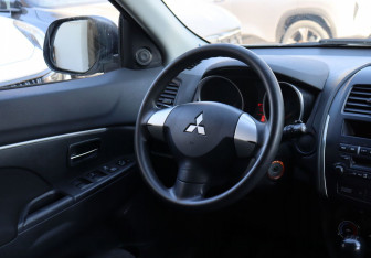 Подержанный автомобиль Mitsubishi ASX 2012 года (10 фото)