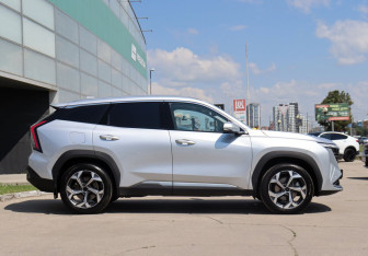 Подержанный автомобиль Geely Atlas 2024 года (4 фото)