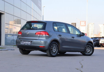 Подержанный автомобиль Volkswagen Golf Hatchback 2012 года (5 фото)