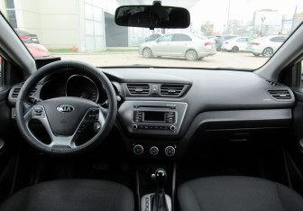 Подержанный автомобиль Kia Rio Sedan 2016 года (13 фото)