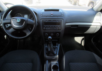 Подержанный автомобиль Skoda Octavia Liftback 2010 года (13 фото)