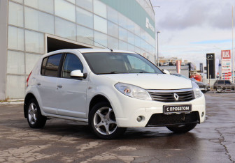 Подержанный автомобиль Renault Sandero 2012 года (3 фото)