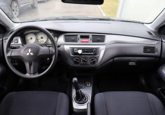 Подержанный автомобиль Mitsubishi Lancer Sedan 2006 года (17 фото)