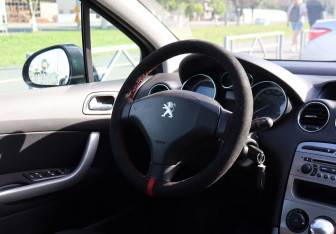 Подержанный автомобиль Peugeot 308 Hatchback 2011 года (12 фото)