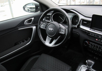 Подержанный автомобиль Kia Ceed Hatchback 2019 года (11 фото)