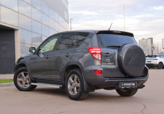 Подержанный автомобиль Toyota RAV4 2012 года (7 фото)