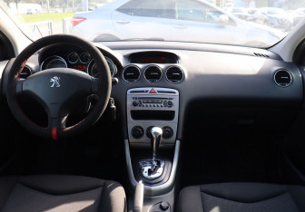 Подержанный автомобиль Peugeot 308 Hatchback 2011 года (13 фото)