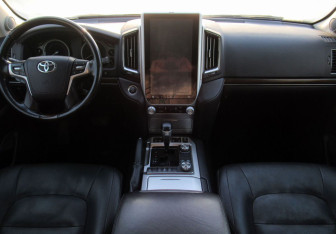 Подержанный автомобиль Toyota Land Cruiser Suv 2020 года (13 фото)
