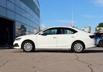 Подержанный автомобиль Skoda Octavia Liftback 2021 года (8 фото)