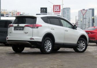 Подержанный автомобиль Toyota RAV4 2016 года (5 фото)