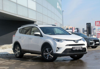 Подержанный автомобиль Toyota RAV4 2017 года (3 фото)