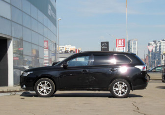 Подержанный автомобиль Mitsubishi Outlander 2012 года (8 фото)