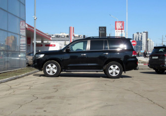 Подержанный автомобиль Toyota Land Cruiser Suv 2020 года (8 фото)