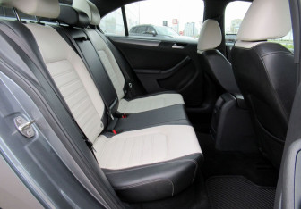 Подержанный автомобиль Volkswagen Jetta Sedan 2016 года (20 фото)