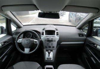 Подержанный автомобиль Opel Zafira Compactvan 2011 года (17 фото)