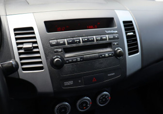 Подержанный автомобиль Mitsubishi Outlander 2008 года (17 фото)