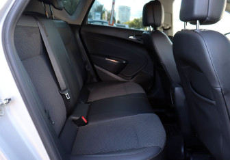 Подержанный автомобиль Opel Astra Hatchback 2011 года (11 фото)