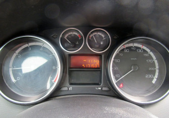 Подержанный автомобиль Peugeot 308 Hatchback 2011 года (15 фото)