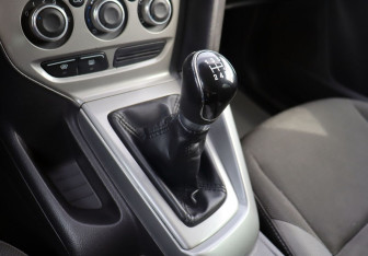 Подержанный автомобиль Ford Focus Hatchback 2012 года (17 фото)