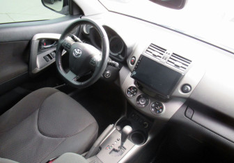 Подержанный автомобиль Toyota RAV4 2010 года (11 фото)