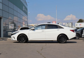 Подержанный автомобиль Hyundai Elantra Sedan 2021 года (8 фото)