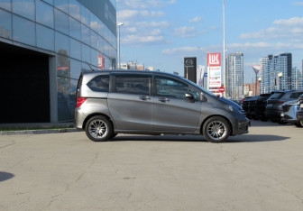 Подержанный автомобиль Honda Freed 2009 года (4 фото)