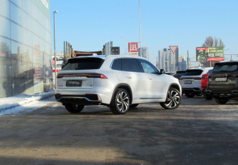 Подержанный автомобиль Geely Monjaro 2025 года (5 фото)