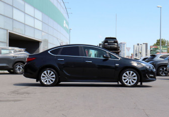 Подержанный автомобиль Opel Astra Sedan 2013 года (4 фото)