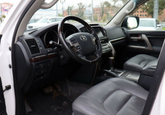 Подержанный автомобиль Toyota Land Cruiser Suv 2008 года (21 фото)