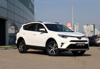 Подержанный автомобиль Toyota RAV4 2018 года (3 фото)