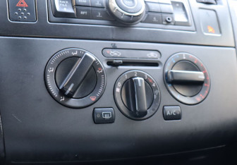 Подержанный автомобиль Nissan Tiida Hatchback 2011 года (15 фото)