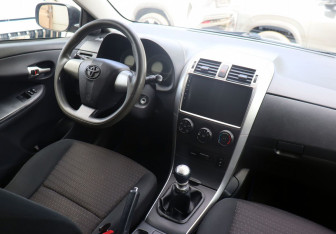 Подержанный автомобиль Toyota Corolla Sedan 2012 года (11 фото)