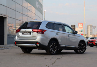 Подержанный автомобиль Mitsubishi Outlander 2018 года (5 фото)