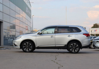 Подержанный автомобиль Mitsubishi Outlander 2018 года (8 фото)