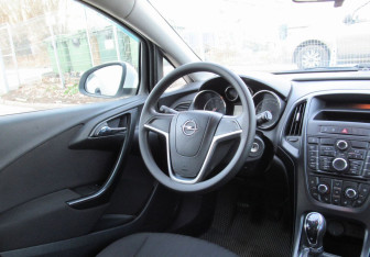 Подержанный автомобиль Opel Astra Hatchback 2013 года (12 фото)