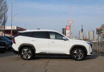 Подержанный автомобиль Geely Atlas 2024 года (4 фото)